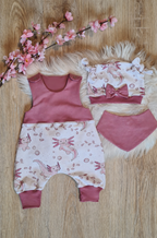 Baby-Strampler „Lotti“ in Rosa und Weiß mit Halstuch und selbst gezeichnetem Axolotl-Design, Knoten-Mütze separat erhältlich
