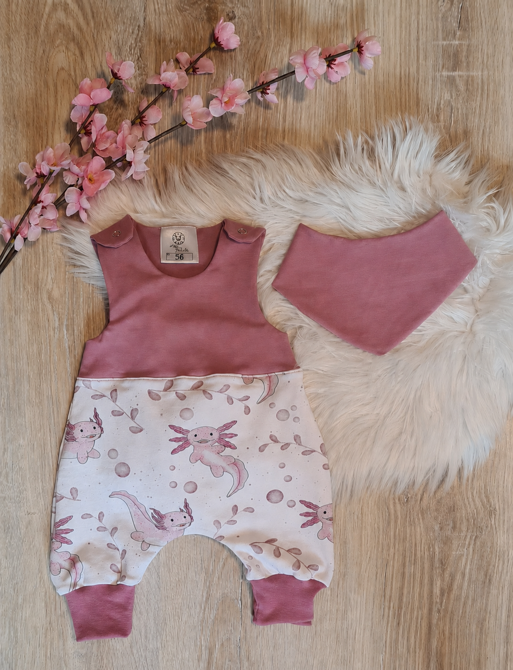 Baby-Strampler „Lotti“ mit selbst gezeichnetem Axolotl-Design und passendem Halstuch