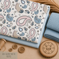 French Terry „Paisley" gefaltet mit selbst gezeichnetem Paisley-Muster in Rosé, Beige und Hellblau – 95% Baumwolle, 5% Elasthan, Reaktivdruck | Little Falili
