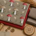 French Terry „Pilze“ mit selbst gezeichnetem Pilz- und Leuchtkäfer-Design auf Taupe