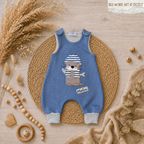 Baby Strampler "Fischer Otter" in blau mit Otter-Stickmotiv, Waffeljersey & Jersey, 99% Baumwolle 1% Elasthan | Little Falili