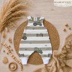 Handmade Baby Strampler "Traktor" in Weiß und Grün – Flachbild mit Halstuch, selbst gezeichnetes Traktor-Design auf Streifen, Little Falili