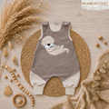 Baby Strampler "Otter mit Fisch braun" Detailansicht Otter-Stickmotiv, French Terry & Jersey, 95% Baumwolle 5% Elasthan – Halstuch  | Little Falili