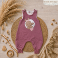  Detailansicht Stickerei „Hase mit Herz" auf beere-farbenem Baby Strampler aus French Terry, handmade | Little Falili 