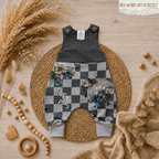 Baby-Strampler „Let´s play“ mit selbst gezeichnetem Controller-Design in Grau