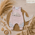Handgemachter Baby-Strampler "Kätzchen" aus French Terry und Jersey mit Katzen-Stickerei und Halstuch, Gesamtansicht – Mütze separat erhältlich