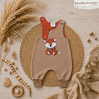 Handgemachter Baby-Strampler braun mit gesticktem Fuchs-Motiv, Vorderansicht