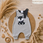 Handgemachter Baby-Strampler "grauer Fuchs" aus French Terry und Jersey, Gesamtansicht – 