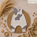 Detailansicht Mamut-Stickerei auf sand-taupenem Baby Strampler aus Jersey, handmade | Little Falili