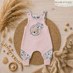 Handgemachter Baby-Strampler rosa mit Otter-Stickerei aus French Terry und Jersey, mit Halstuch und Mütze separat erhältlich, Gesamtansicht