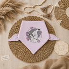 Kinderhalstuch mit liebevollem Stickmotiv Pferde im Boho-Mockup auf hellem Holzuntergrund, Bild wurde mit KI erstellt