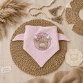 Kinderhalstuch mit liebevollem Stickmotiv Hochland Rind im Boho-Mockup auf hellem Holzuntergrund, Bild wurde mit KI erstellt