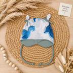 Baby Öhrchen-Mütze "Dinos" mit Dino-Allover-Muster, handgemacht aus French Terry & Jersey, 95% Baumwolle 5% Elasthan – passend zum Dinos-Strampler | Little Falili