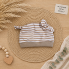 Baby Knoten-Mütze "Bärchen" mit Bärchen-Motiv, handgemacht aus Jersey, 95% Baumwolle 5% Elasthan – passend zur Strampler-Kollektion | Little Falili
