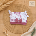 Baby Knoten-Mütze "Lotti" mit Axolotl-Motiv, handgemacht aus French Terry, 95% Baumwolle 5% Elasthan – passend zur Strampler-Kollektion | Little Falili
