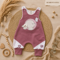 Handgemachter Baby-Strampler mit Hasen- und Schmetterling-Stickerei aus French Terry, mit Halstuch und Mütze separat erhältlich, Gesamtansicht