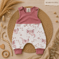 Baby-Strampler „Lotti“ mit Axolotl-Design in Rosa und Weiß und passendem Halstuch