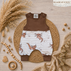 Baby-Strampler „Axel“ mit Axolotl-Design in Braun und Weiß und passendem Halstuch