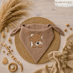 XL Musselintuch "Bär" als Dreieckstuch gebunden, beige, mit niedlichem Bär-Stickmotiv, 100% Baumwolle, handmade | Little Falili
