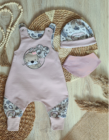 Handgemachter Baby-Strampler rosa mit Otter-Stickerei aus French Terry und Jersey, mit Halstuch und Mütze separat erhältlich, Gesamtansicht