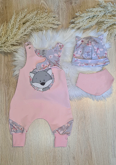 Baby Strampler "Fuchs mit Ranken" in rosa & grau mit Fuchs-Stickmotiv, French Terry, 95% Baumwolle 5% Elasthan – Mütze separat erhältlich | Little Falili
