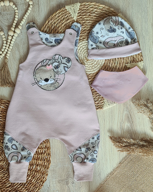 Baby Beanie-Mütze "Otter Ballon" Detailansicht Otter-Motiv, Jersey 95% Baumwolle 5% Elasthan – passend zur Strampler-Kollektion | Little Falili

