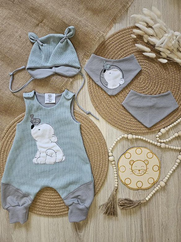 Baby Strampler "Eisbär" mit Eisbär-Stickmotiv, Waffeljersey 98% Baumwolle 2% Elasthan – Mütze & Wollwalkanzug separat erhältlich | Little Falili
