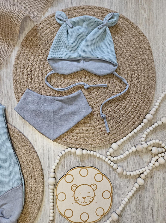 Baby Strampler "Eisbär" Detailansicht Eisbär-Stickmotiv, Waffeljersey 98% Baumwolle 2% Elasthan – Mütze & Wollwalkanzug separat erhältlich | Little Falili

