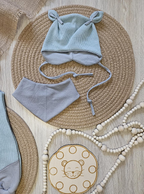 Baby Strampler "Eisbär" Detailansicht Eisbär-Stickmotiv, Waffeljersey 98% Baumwolle 2% Elasthan – Mütze & Wollwalkanzug separat erhältlich | Little Falili
