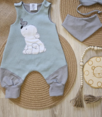 Baby Strampler "Eisbär" Detailansicht Eisbär-Stickmotiv, Waffeljersey 98% Baumwolle 2% Elasthan – Mütze & Wollwalkanzug separat erhältlich | Little Falili
