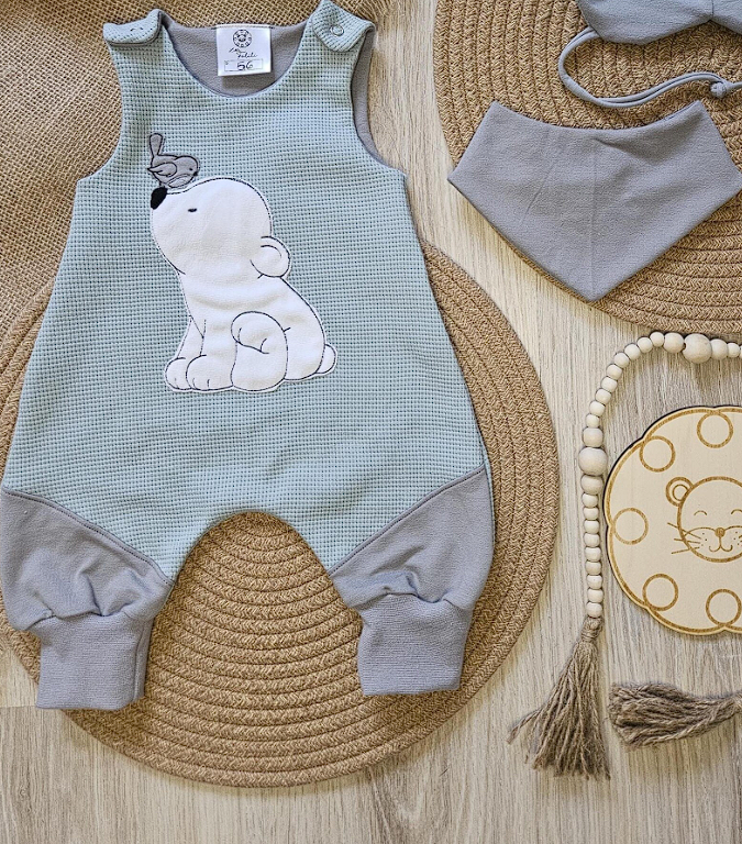 Baby Strampler "Eisbär" Detailansicht Eisbär-Stickmotiv, Waffeljersey 98% Baumwolle 2% Elasthan – Mütze & Wollwalkanzug separat erhältlich | Little Falili
