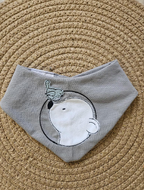 Baby Strampler "Eisbär" mit Halstuch, Waffeljersey & French Terry, 98% / 95% Baumwolle – Mütze & Wollwalkanzug separat erhältlich | Little Falili
