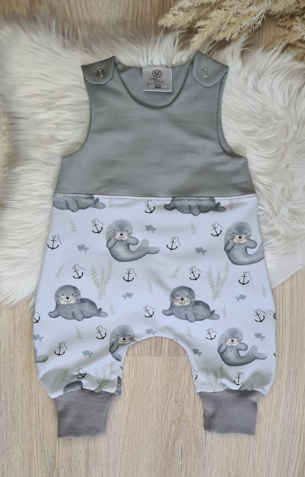 Baby-Strampler „Rudi Robbe“ mit selbst gezeichnetem Robben-Design in Grau und Blau