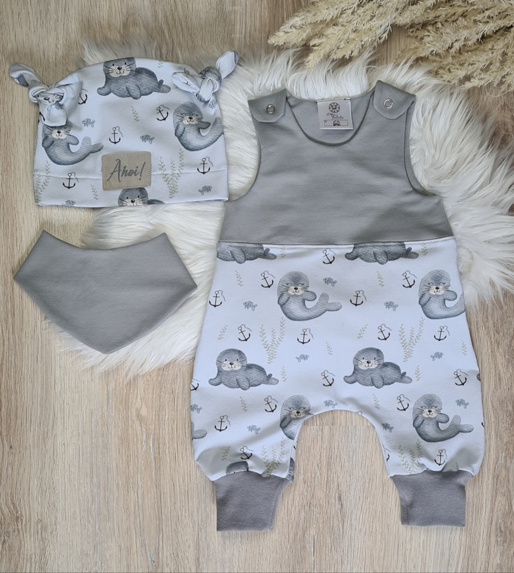 Baby-Strampler „Rudi Robbe“ mit passendem Halstuch, Knoten-Mütze separat erhältlich
