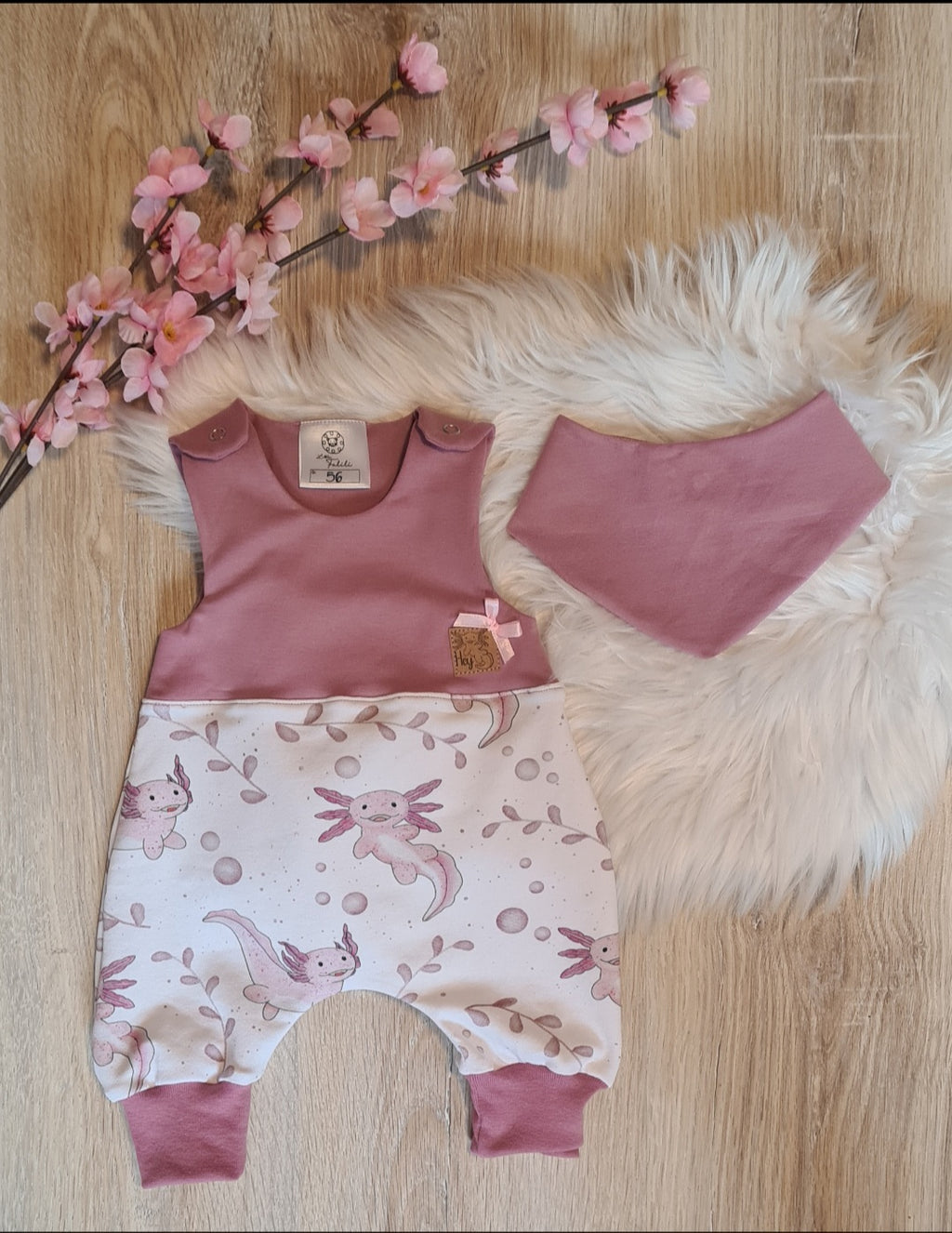 Nähbeispiel aus French Terry „Lotti“ mit Axolotl-Design in Rosétönen