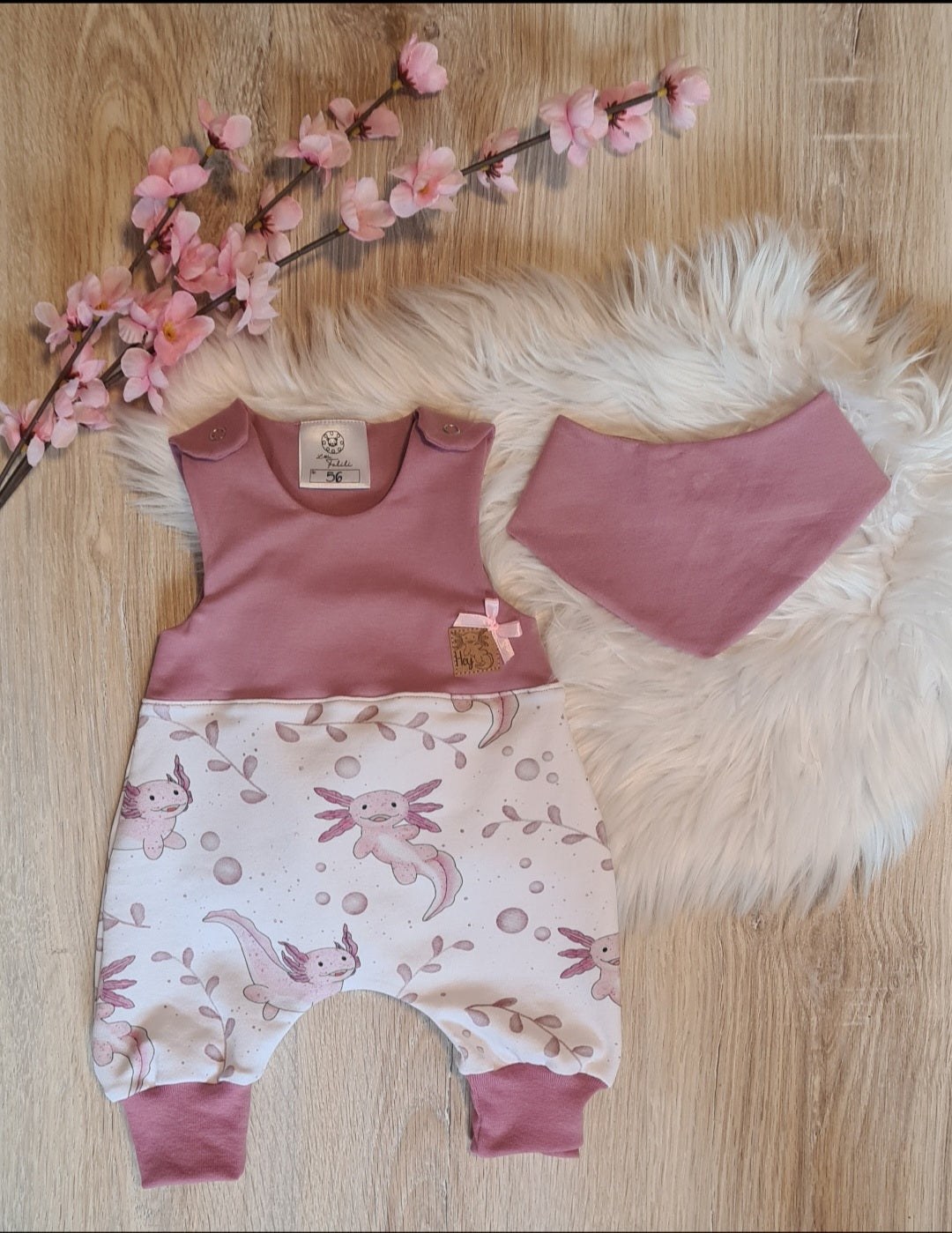 Nähbeispiel aus French Terry „Lotti“ mit Axolotl-Design in Rosétönen