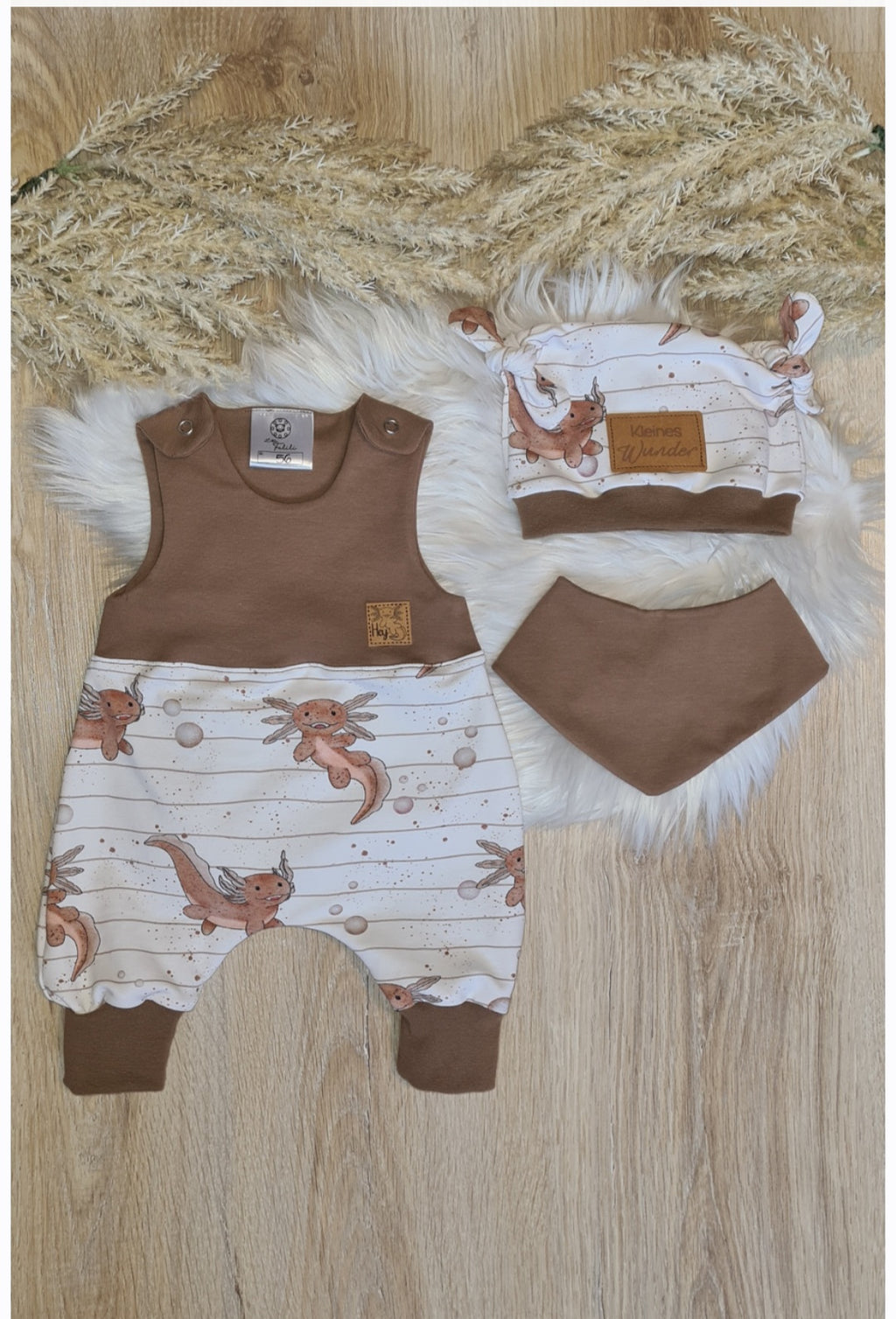 Knoten-Mütze „Axel“ mit selbst gezeichnetem Axolotl-Design aus French Terry