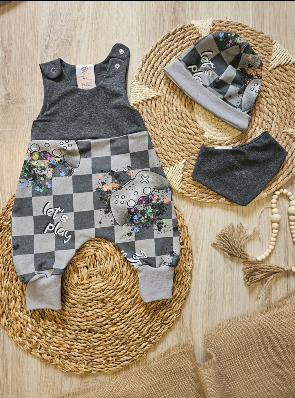 Baby-Strampler „Let´s play“ mit Halstuch in Hell- und Dunkelgrau