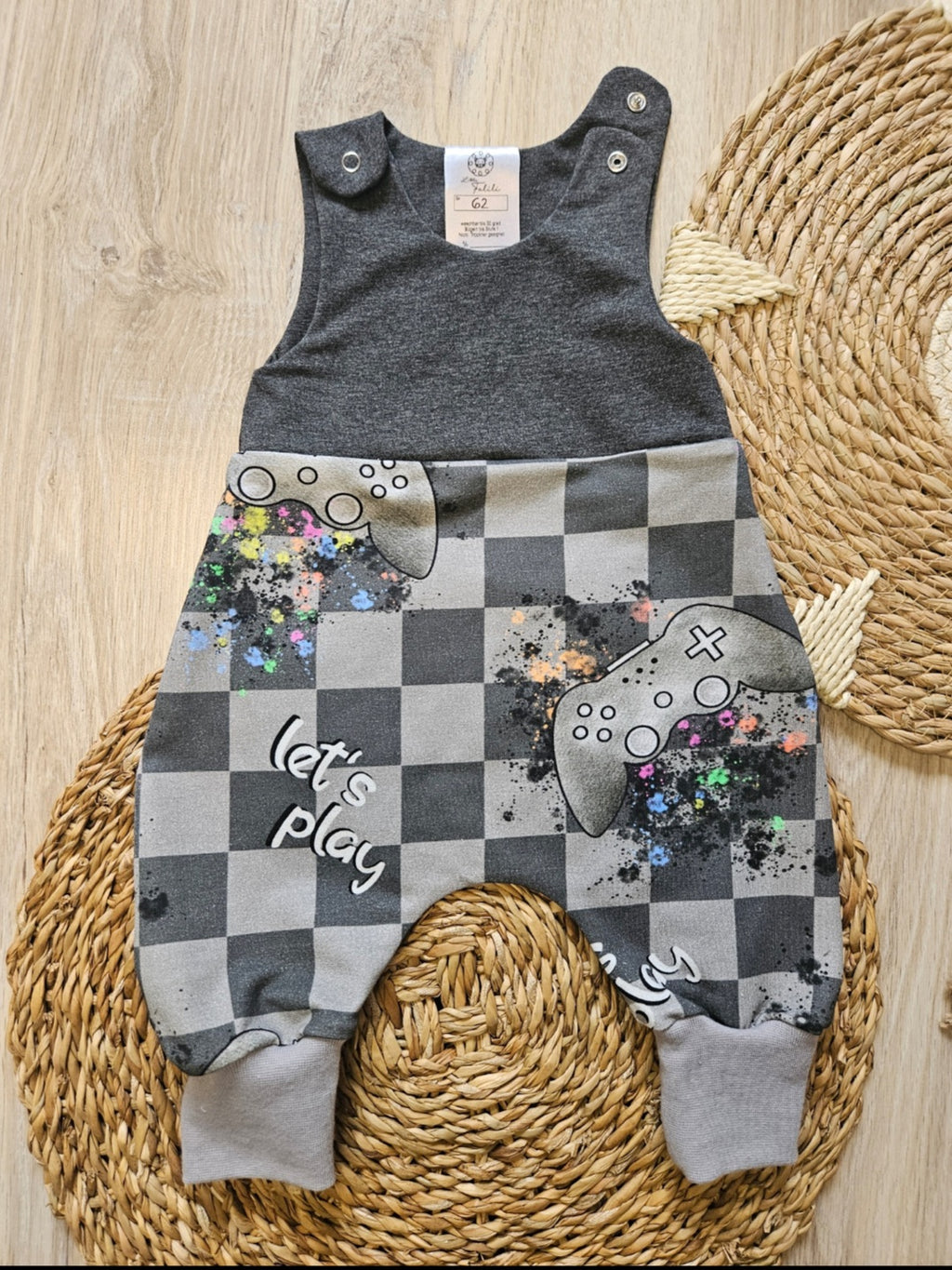 Baby-Strampler „Let´s play“ mit Controller-Design in Grau