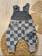 Baby-Strampler „Let´s play“ mit Controller-Design in Grau