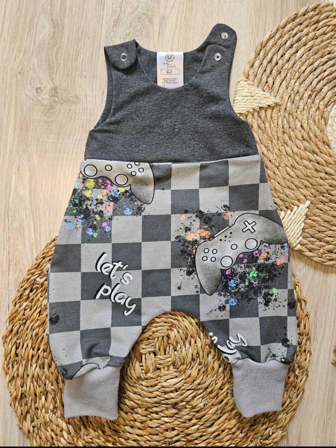 Baby-Strampler „Let´s play“ mit Controller-Design in Grau