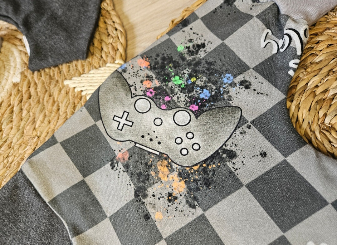 Detailansicht des selbst gezeichneten Controller-Designs von Strampler „Let´s play“