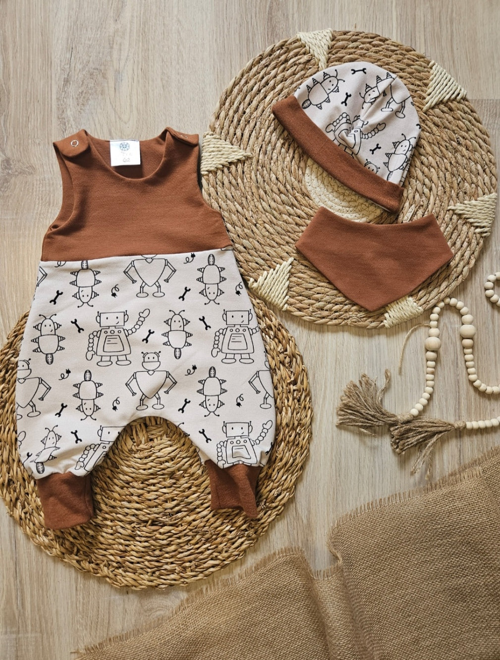 Baby Strampler "Roboter" in Kupfer und Beige mit passendem Halstuch  – handgenäht, Mütze separat erhältlich, Little Falili
