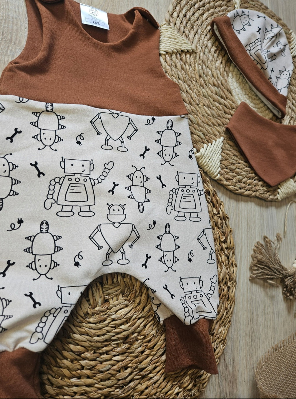 Baby-Strampler „Roboter“ mit Roboter-Design in Beige und Kupfer, Halstuch passend und Mütze separat erhältlich