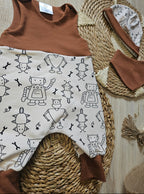 Baby-Strampler „Roboter“ mit Roboter-Design in Beige und Kupfer, Halstuch passend und Mütze separat erhältlich
