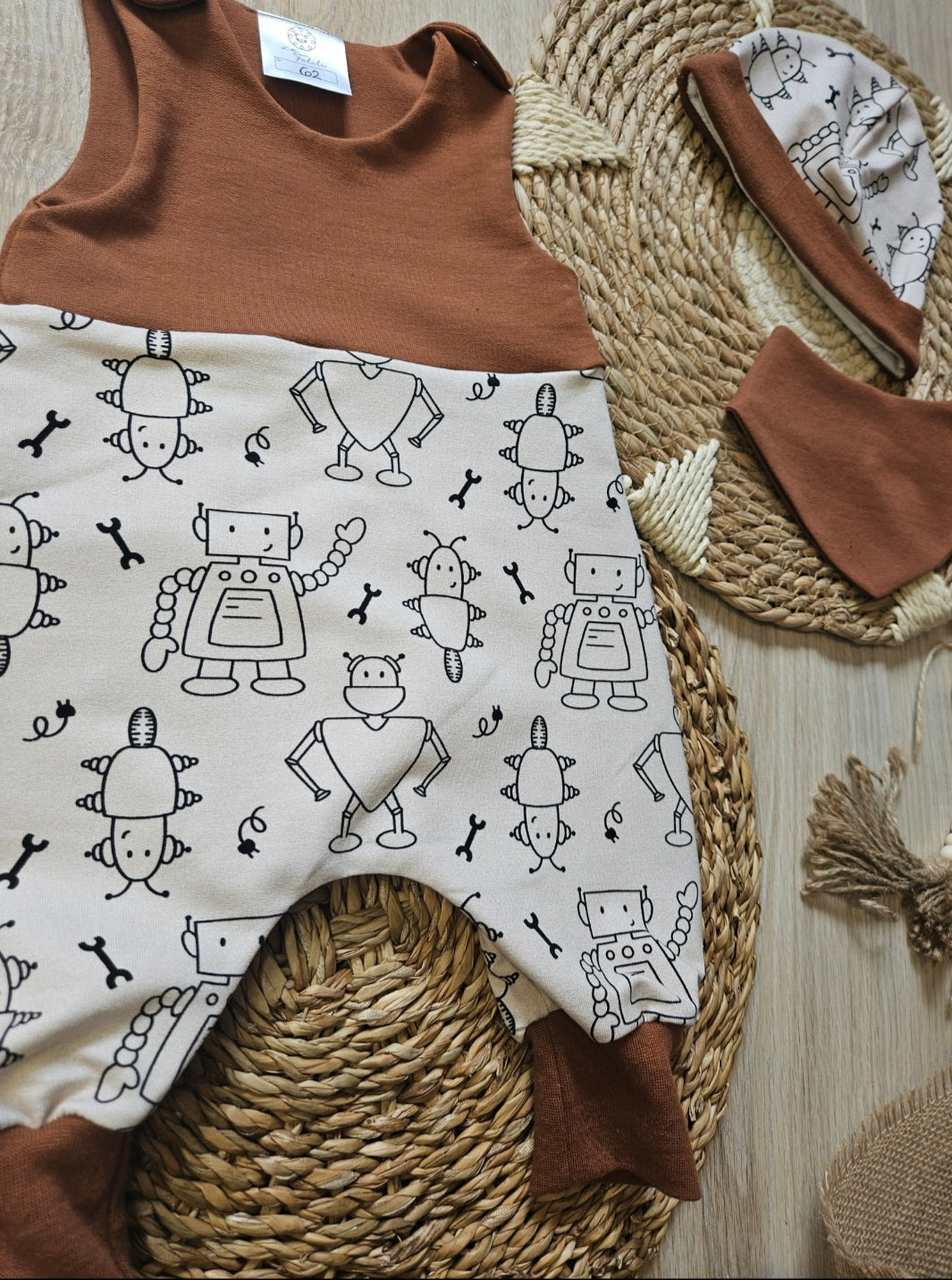 Baby-Strampler „Roboter“ mit Roboter-Design in Beige und Kupfer, Halstuch passend und Mütze separat erhältlich