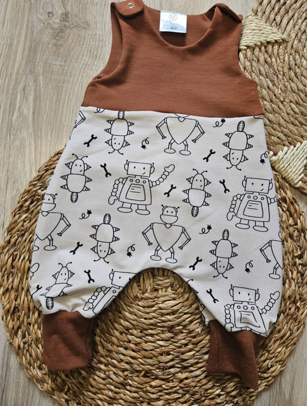 Handmade Baby Strampler "Roboter" – Frontansicht in Kupfer und Beige, selbst gezeichnetes Design, Little Falili