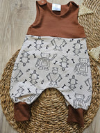 Handmade Baby Strampler "Roboter" – Frontansicht in Kupfer und Beige, selbst gezeichnetes Design, Little Falili