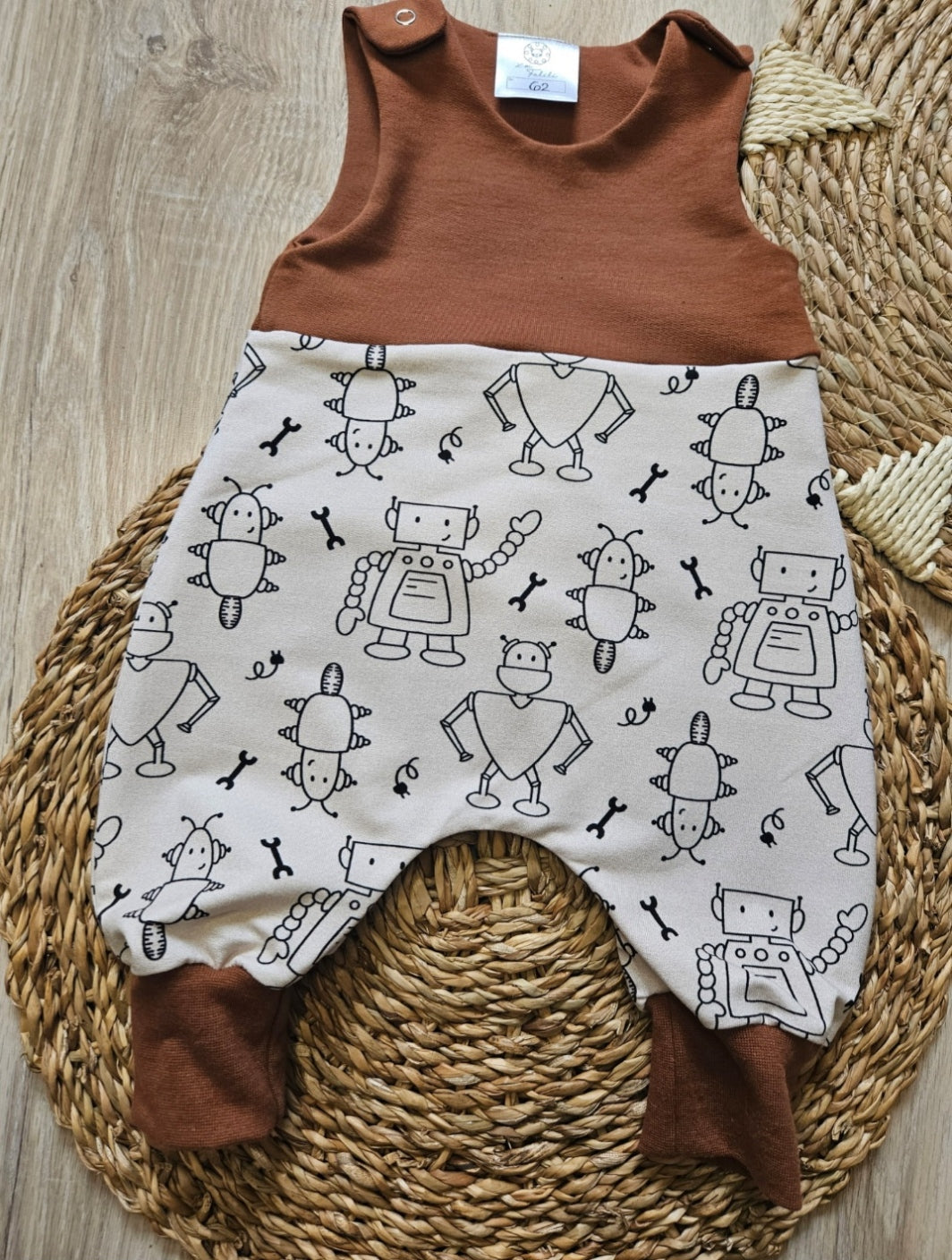 Handmade Baby Strampler "Roboter" – Frontansicht in Kupfer und Beige, selbst gezeichnetes Design, Little Falili