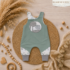 Baby Strampler "Langhals Dinos" Detailansicht Dino-Stickmotiv in grün, French Terry & Jersey, 95% Baumwolle 5% Elasthan – Mütze separat erhältlich | Little Falili
